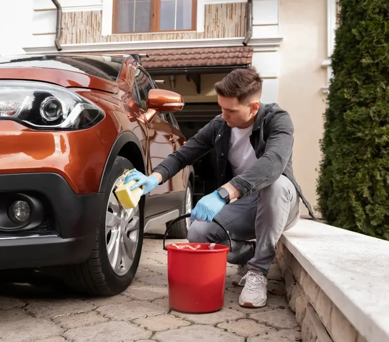 Lavage auto à domicile Cézens : professionnel intervenant sur un véhicule